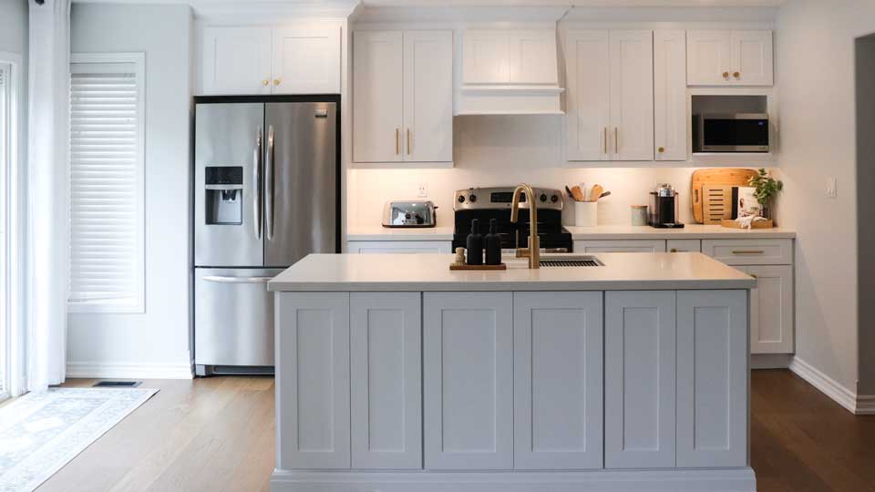 Rockwood-kitchens-shaker-grey-white-kitchen-cabinets-bright-kitchen