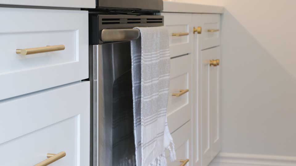 rockwood-kitchens-shaker-cabinets-white-close-up